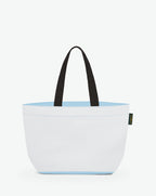 Sac cabas porté épaule de couleur en nylon bicolore, à fond rectangulaire et dans un format M. Présence d'un double zip, d'anses longues noires en polypropylène, et d'une étiquette de marque verte.