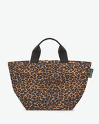 Packshot of a 1027F tote bag with short polyprop handle and a zipper and an inside pocket. The bag is made of printed nylon in a medium size. Sac cabas a poignees courtes en nylon imprime dans un format M
