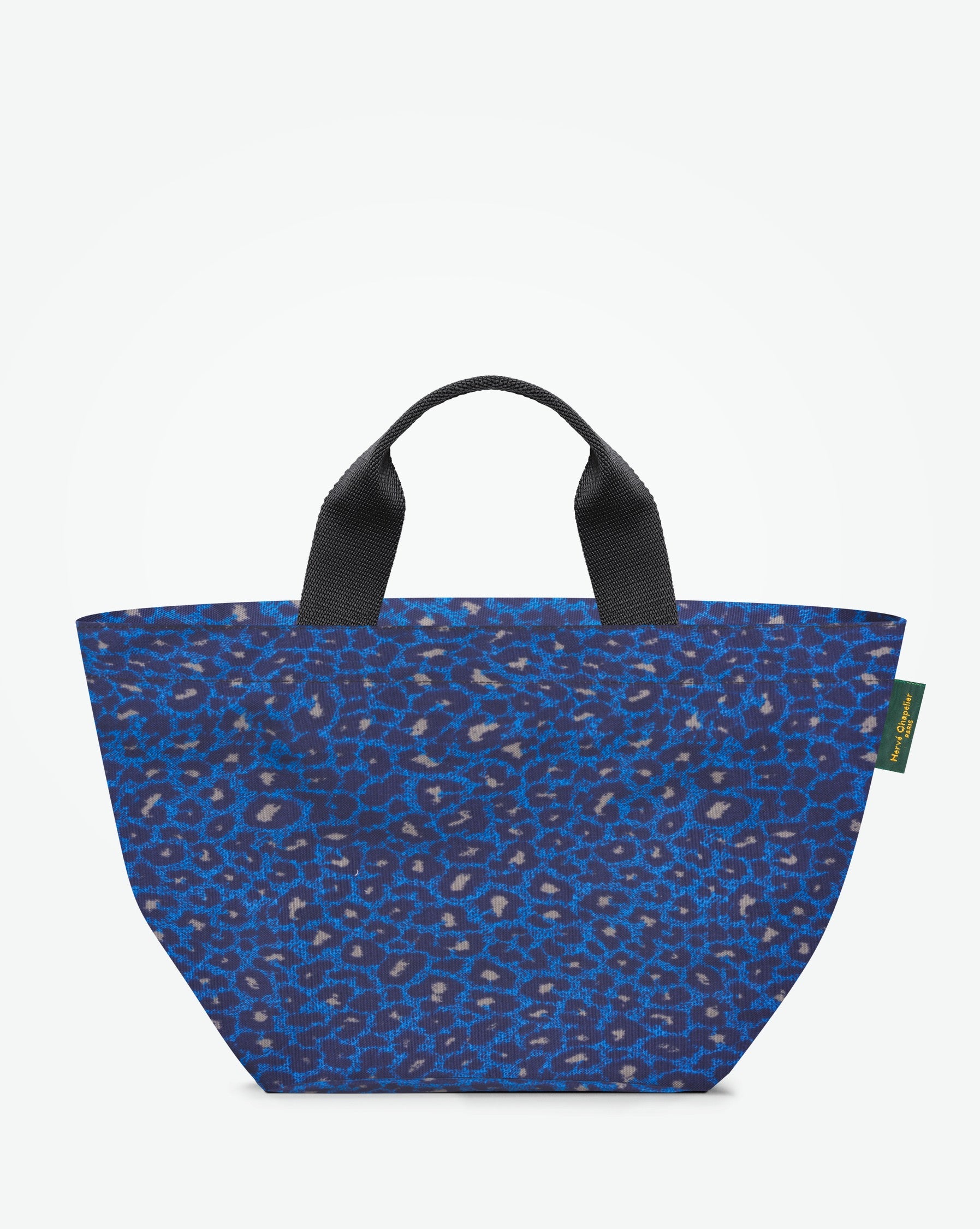 Packshot of a 1027F tote bag with short polyprop handle and a zipper and an inside pocket. The bag is made of printed nylon in a medium size. Sac cabas a poignees courtes en nylon imprime dans un format M