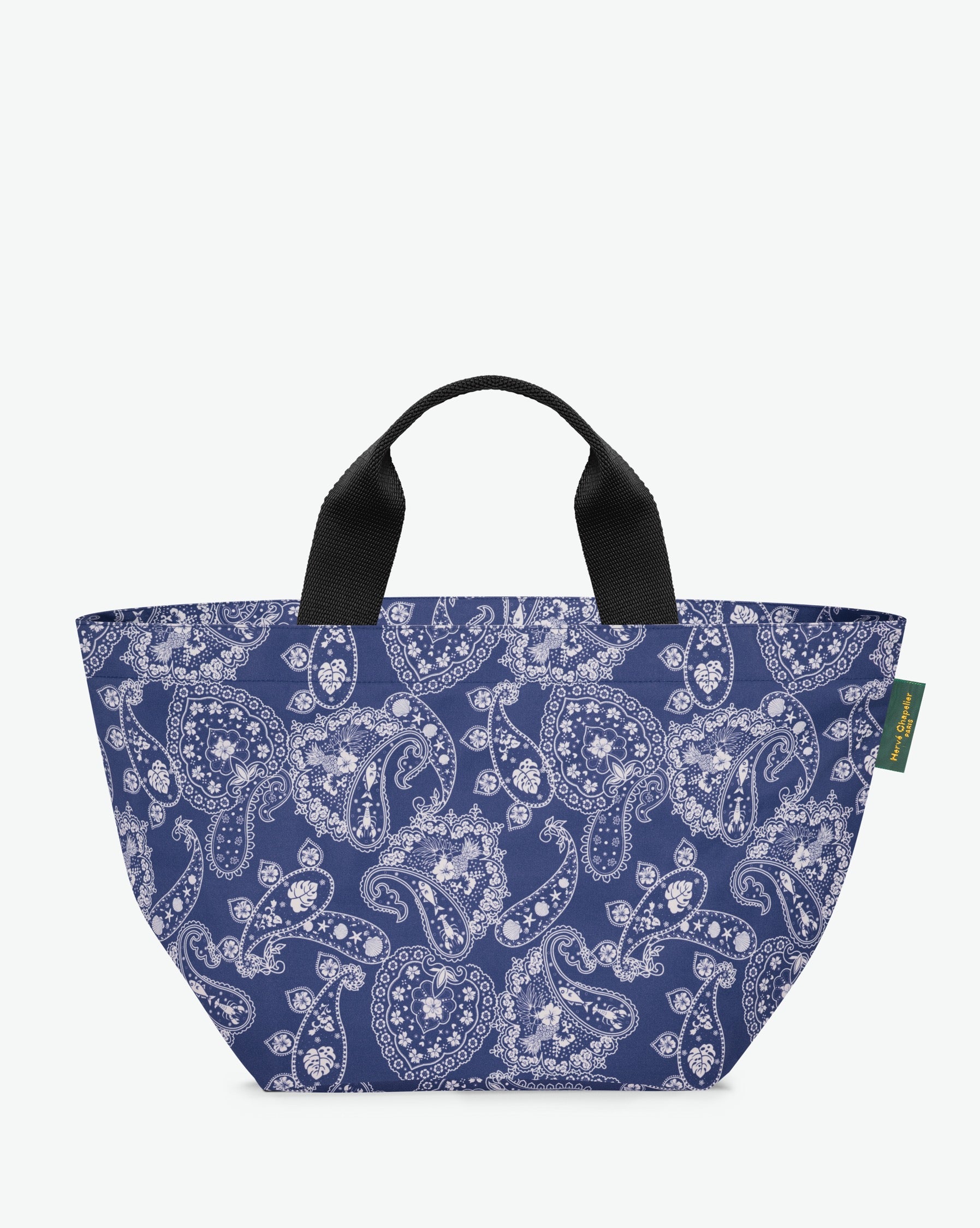 Packshot of a 1027F tote bag with short polyprop handle and a zipper and an inside pocket. The bag is made of printed nylon in a medium size. Sac cabas a poignees courtes en nylon imprime dans un format M