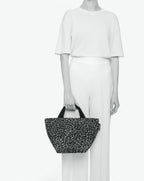 Packshot of a 1027F tote bag with short polyprop handle and a zipper and an inside pocket. The bag is made of printed nylon in a medium size. Sac cabas a poignees courtes en nylon imprime dans un format M