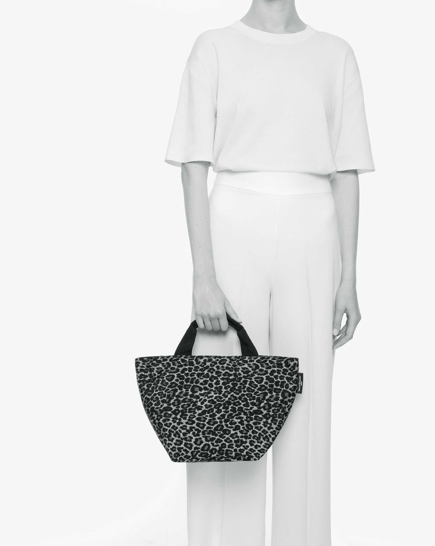 Packshot of a 1027F tote bag with short polyprop handle and a zipper and an inside pocket. The bag is made of printed nylon in a medium size. Sac cabas a poignees courtes en nylon imprime dans un format M