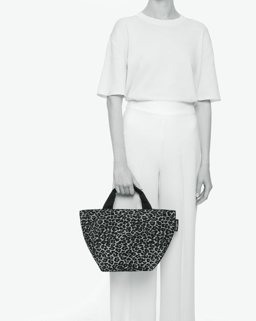 Packshot of a 1027F tote bag with short polyprop handle and a zipper and an inside pocket. The bag is made of printed nylon in a medium size. Sac cabas a poignees courtes en nylon imprime dans un format M