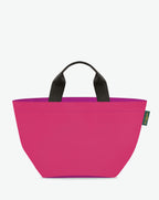 Sac à main cabas de couleur en nylon bicolore, à fond carré et dans un format M. Présence d'un double zip, de poignées courtes noires en polypropylène, et d'une étiquette de marque verte.