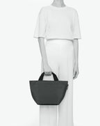 Sac à main cabas de couleur en nylon bicolore, à fond carré et dans un format M. Présence d'un double zip, de poignées courtes noires en polypropylène, et d'une étiquette de marque verte.