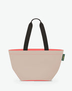 Sac cabas porté épaule de couleur en nylon bicolore, à fond carré et dans un format M. Présence d'un double zip, d'anses longues noires en polypropylène, et d'une étiquette de marque verte.