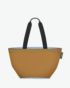 Sac cabas porté épaule de couleur en nylon bicolore, à fond carré et dans un format M. Présence d'un double zip, d'anses longues noires en polypropylène, et d'une étiquette de marque verte.