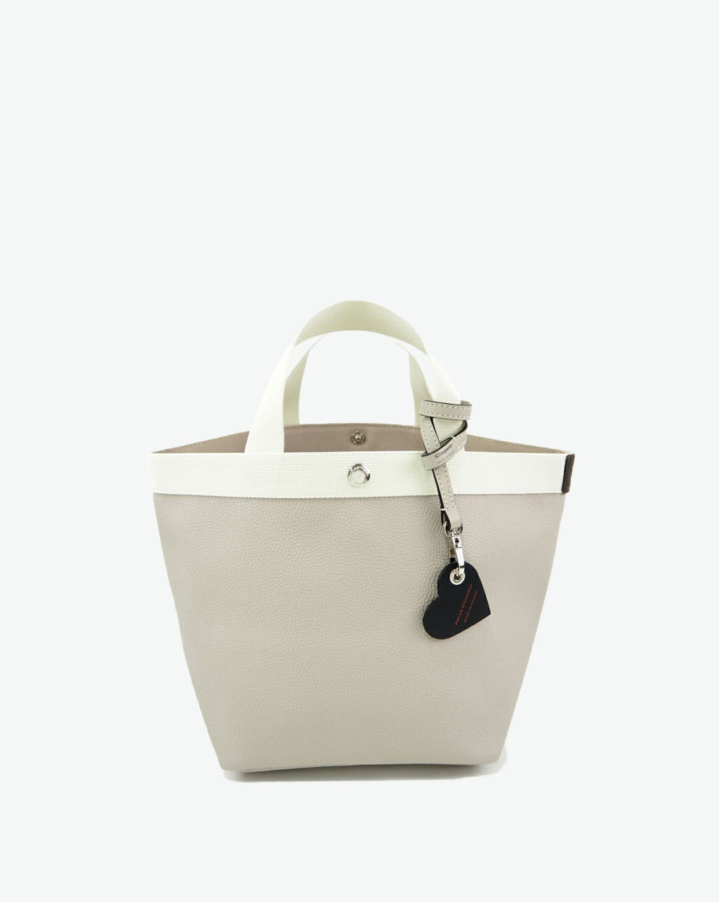 Packshot of a 122L flat charm in the shape of a heart with the Hervé Chapelier logo. The charm is made of leather with a eyelet in the middle in a XXS size. Charme en forme de coeur en cuir dans une taille XXS