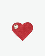 Packshot of a 122L flat charm in the shape of a heart with the Hervé Chapelier logo. The charm is made of leather with a eyelet in the middle in a XXS size. Charme en forme de coeur en cuir dans une taille XXS