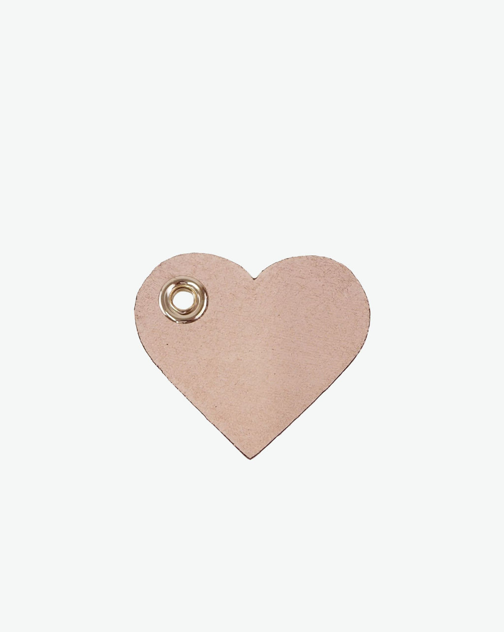 Packshot of a 122L flat charm in the shape of a heart with the Hervé Chapelier logo. The charm is made of leather with a eyelet in the middle in a XXS size. Charme en forme de coeur en cuir dans une taille XXS