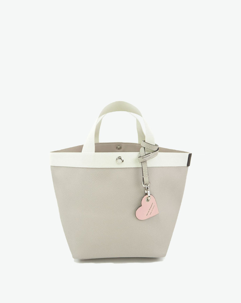 Packshot of a 122L flat charm in the shape of a heart with the Hervé Chapelier logo. The charm is made of leather with a eyelet in the middle in a XXS size. Charme en forme de coeur en cuir dans une taille XXS