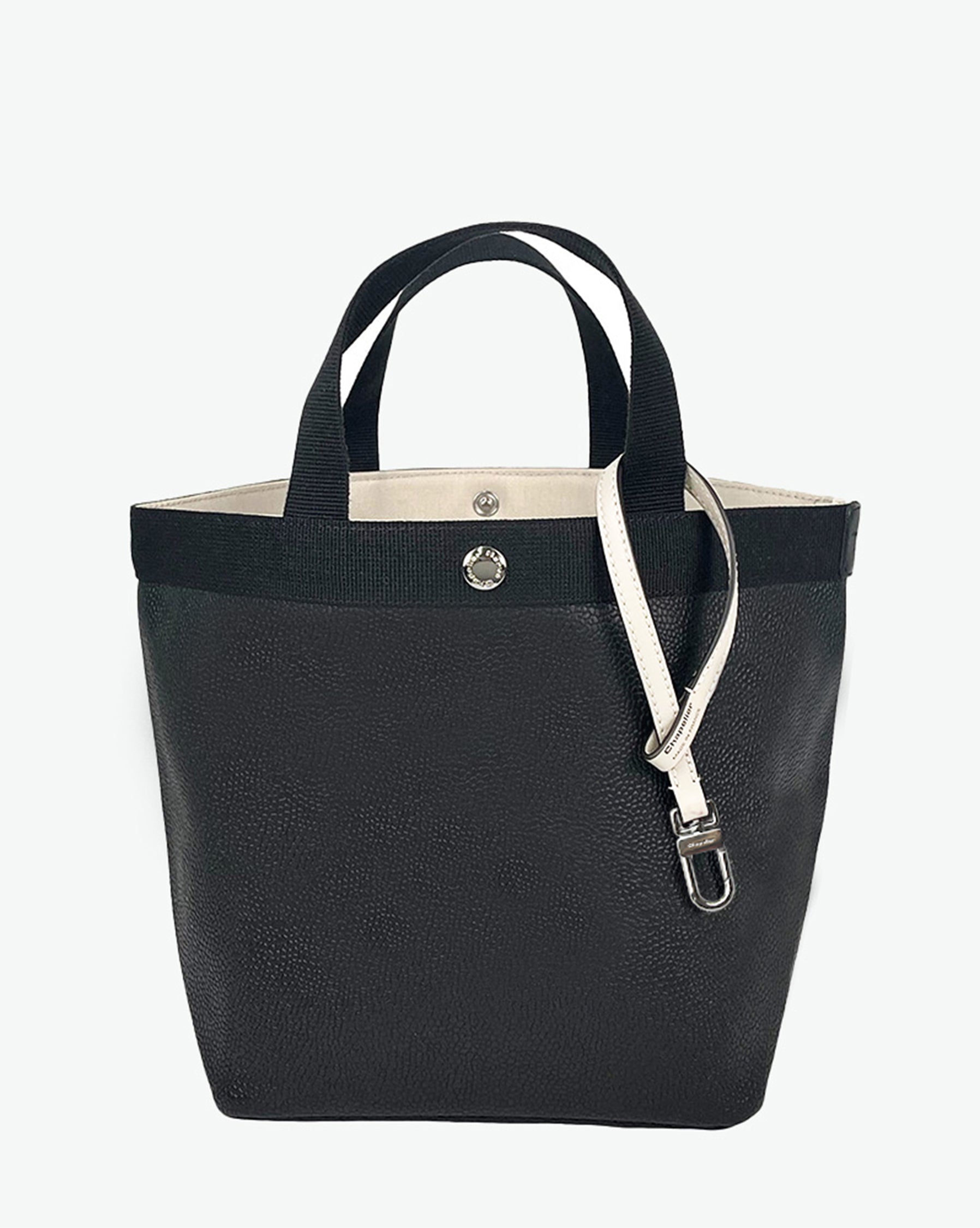 Packshot of a 1660L lanyard accessory to put on Hervé Chapelier bags and charms. The lanyard is made of leather in a small size. Lanière en cuir taille S à ajouter aux sacs et charms Hervé Chapelier