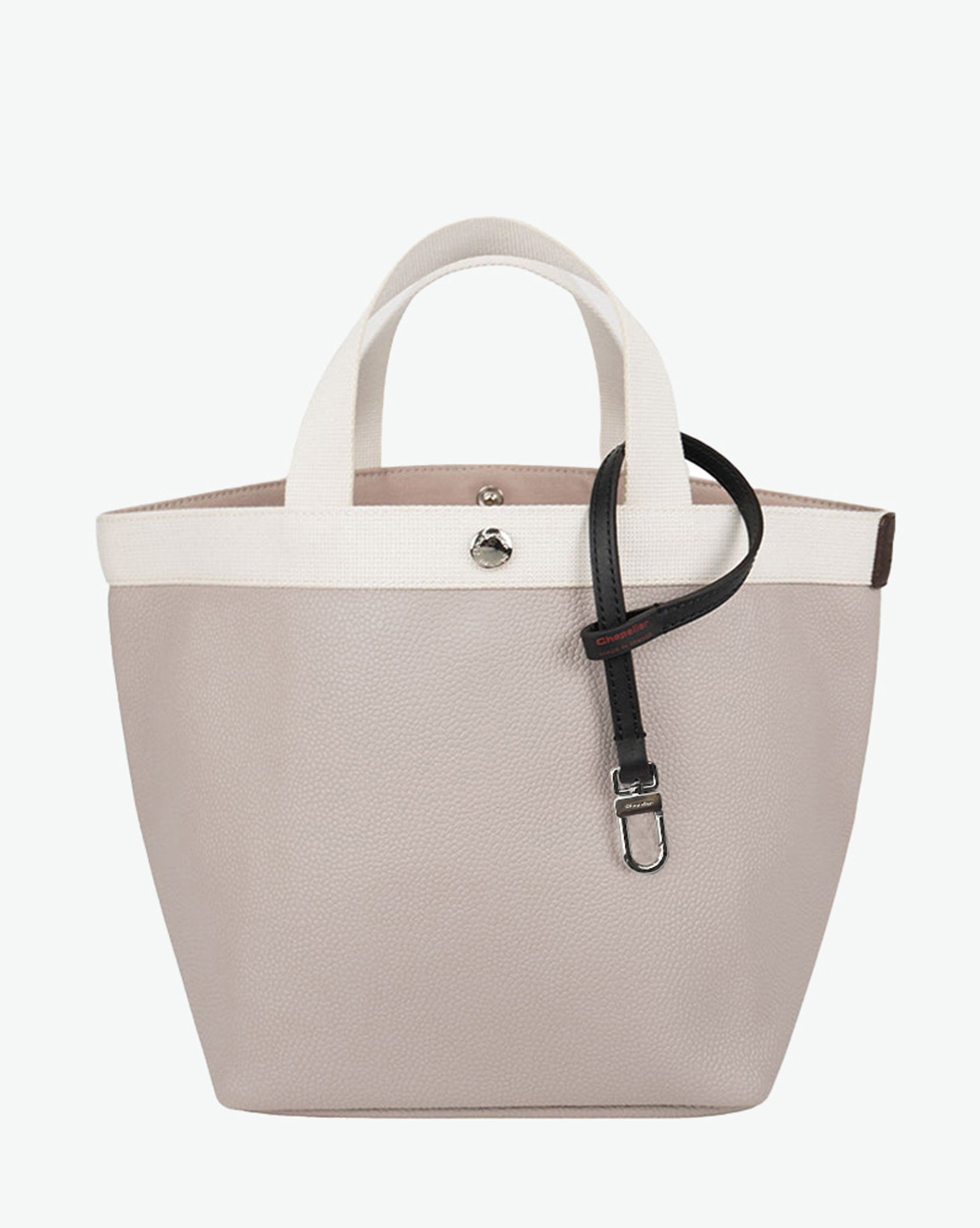 Packshot of a 1660L lanyard accessory to put on Hervé Chapelier bags and charms. The lanyard is made of leather in a small size. Lanière en cuir taille S à ajouter aux sacs et charms Hervé Chapelier