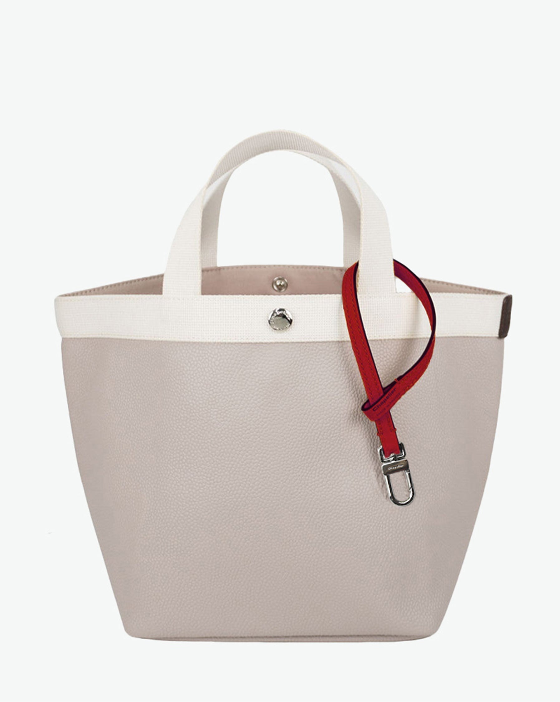 Packshot of a 1660L lanyard accessory to put on Hervé Chapelier bags and charms. The lanyard is made of leather in a small size. Lanière en cuir taille S à ajouter aux sacs et charms Hervé Chapelier