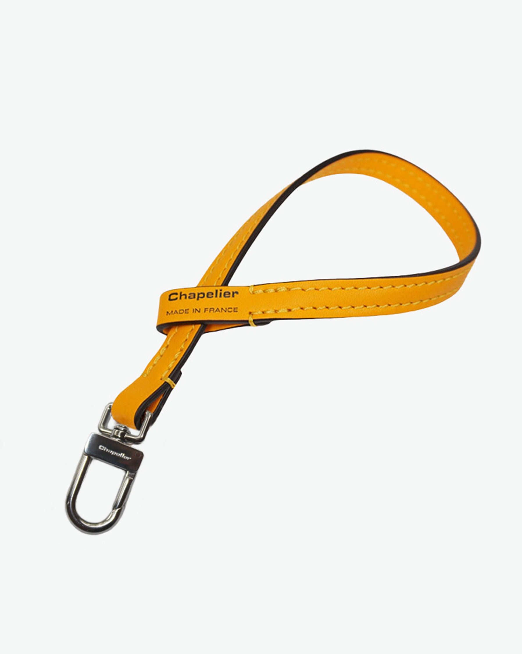 Packshot of a 1660L lanyard accessory to put on Hervé Chapelier bags and charms. The lanyard is made of leather in a small size. Lanière en cuir taille S à ajouter aux sacs et charms Hervé Chapelier