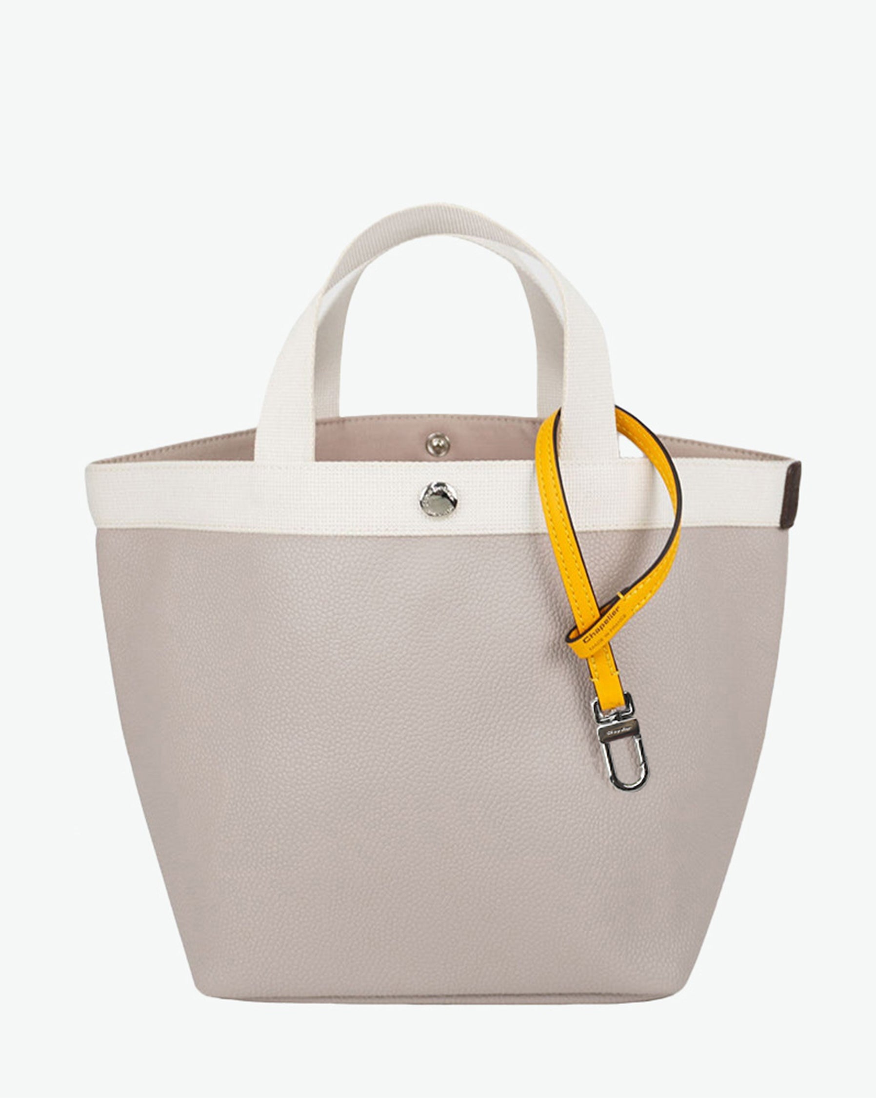Packshot of a 1660L lanyard accessory to put on Hervé Chapelier bags and charms. The lanyard is made of leather in a small size. Lanière en cuir taille S à ajouter aux sacs et charms Hervé Chapelier