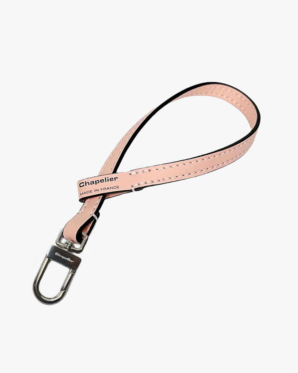 Packshot of a 1660L lanyard accessory to put on Hervé Chapelier bags and charms. The lanyard is made of leather in a small size. Lanière en cuir taille S à ajouter aux sacs et charms Hervé Chapelier
