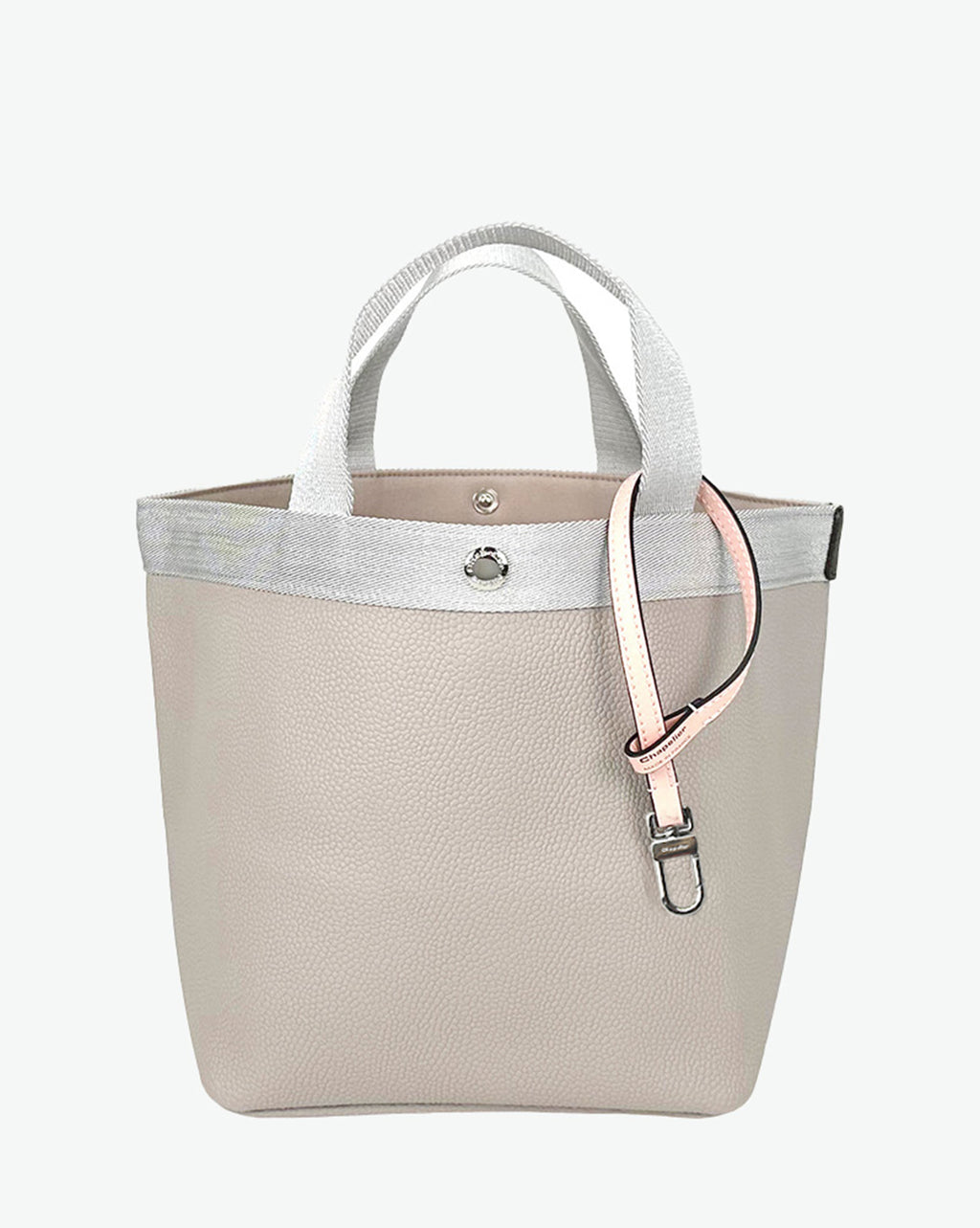 Packshot of a 1660L lanyard accessory to put on Hervé Chapelier bags and charms. The lanyard is made of leather in a small size. Lanière en cuir taille S à ajouter aux sacs et charms Hervé Chapelier