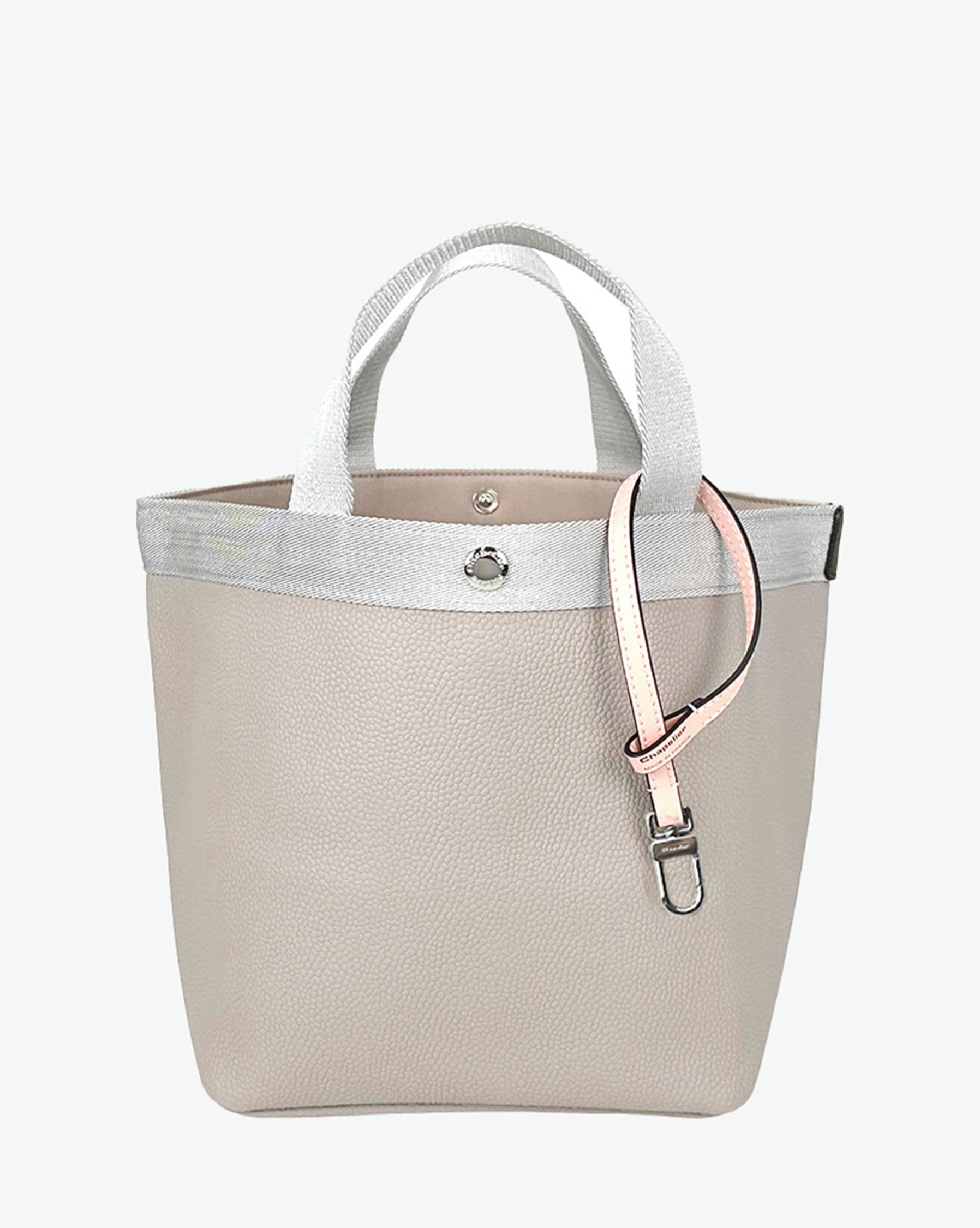 Packshot of a 1660L lanyard accessory to put on Hervé Chapelier bags and charms. The lanyard is made of leather in a small size. Lanière en cuir taille S à ajouter aux sacs et charms Hervé Chapelier