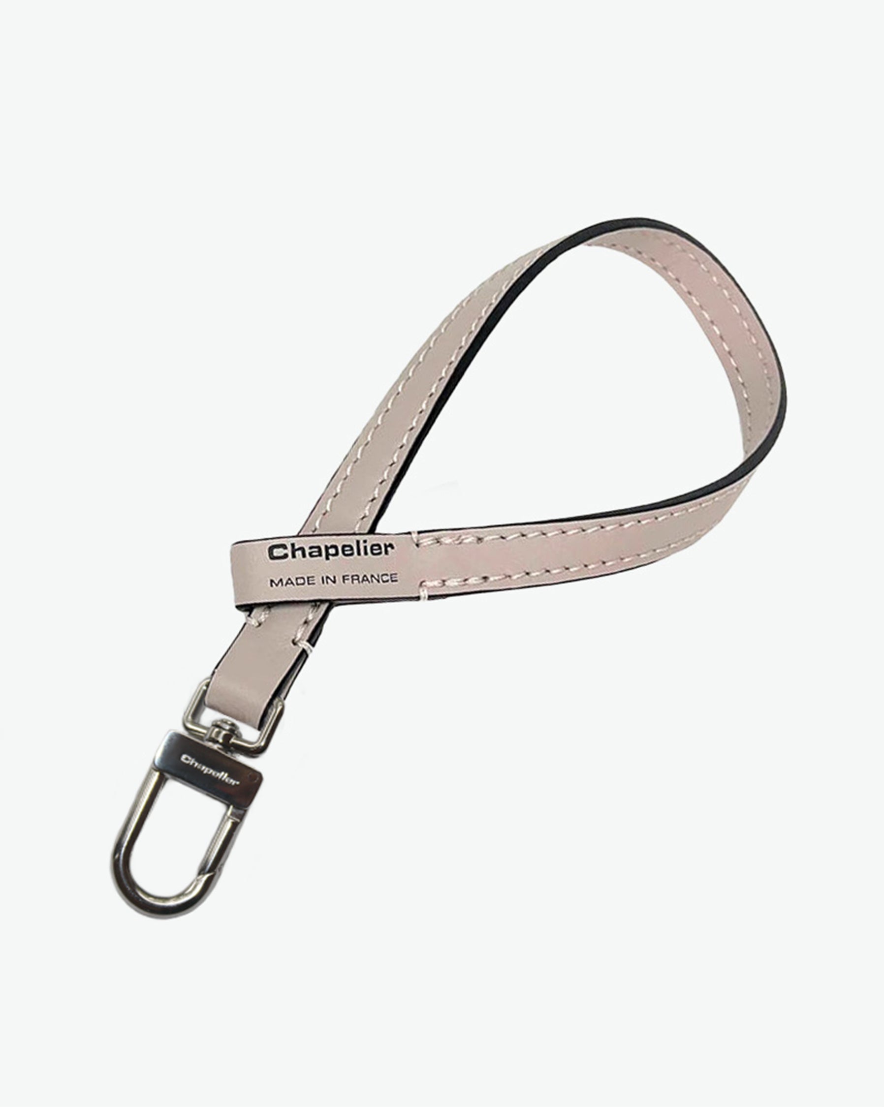 Packshot of a 1660L lanyard accessory to put on Hervé Chapelier bags and charms. The lanyard is made of leather in a small size. Lanière en cuir taille S à ajouter aux sacs et charms Hervé Chapelier