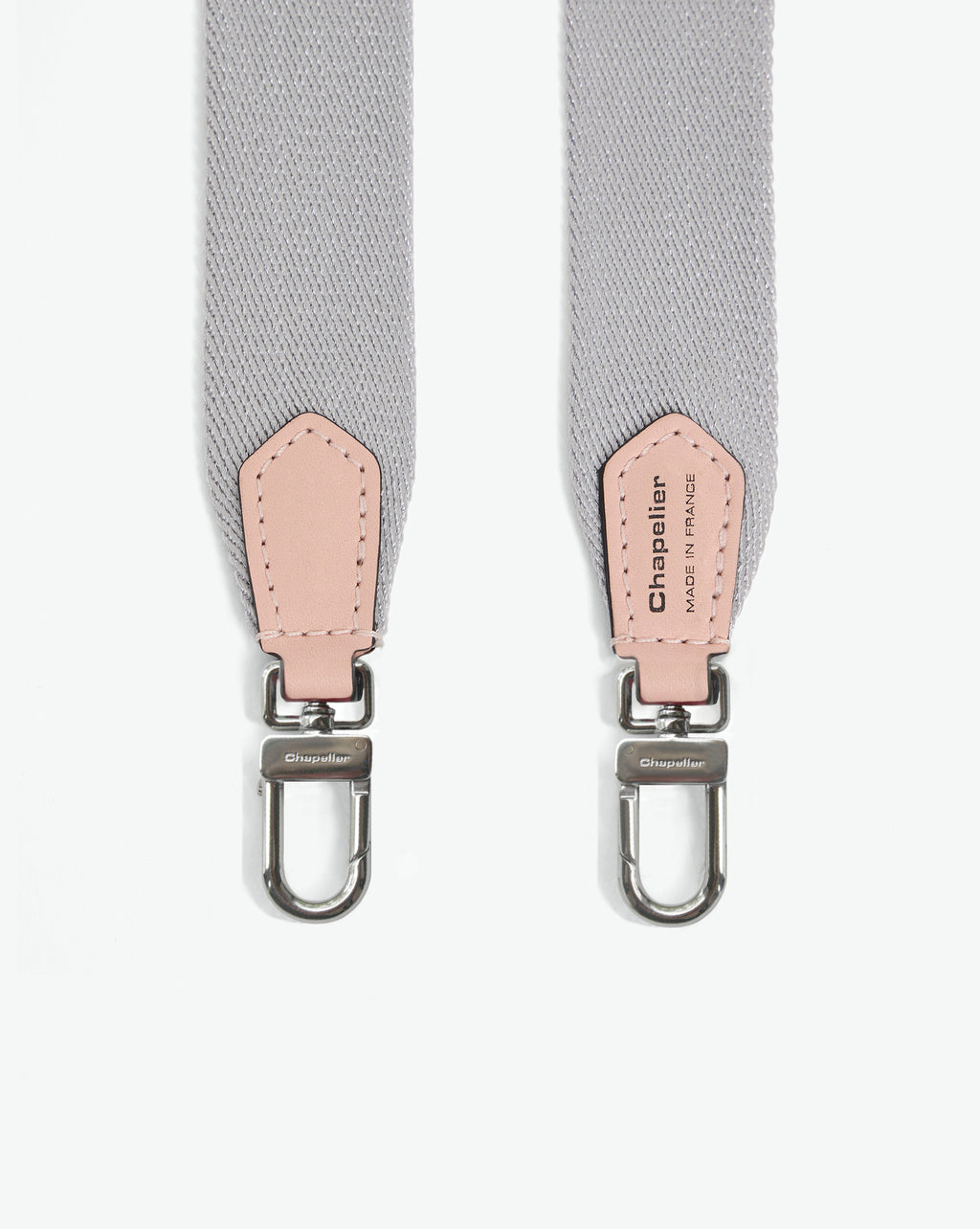 Packshot of a 1662A shoulder strap to hang on Hervé Chapelier bags. The strap is made of leather and polyamide in a medium size. Lanière bandoulière polyamide et cuir dans une taille M