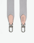 Packshot of a 1662A shoulder strap to hang on Hervé Chapelier bags. The strap is made of leather and polyamide in a medium size. Lanière bandoulière polyamide et cuir dans une taille M