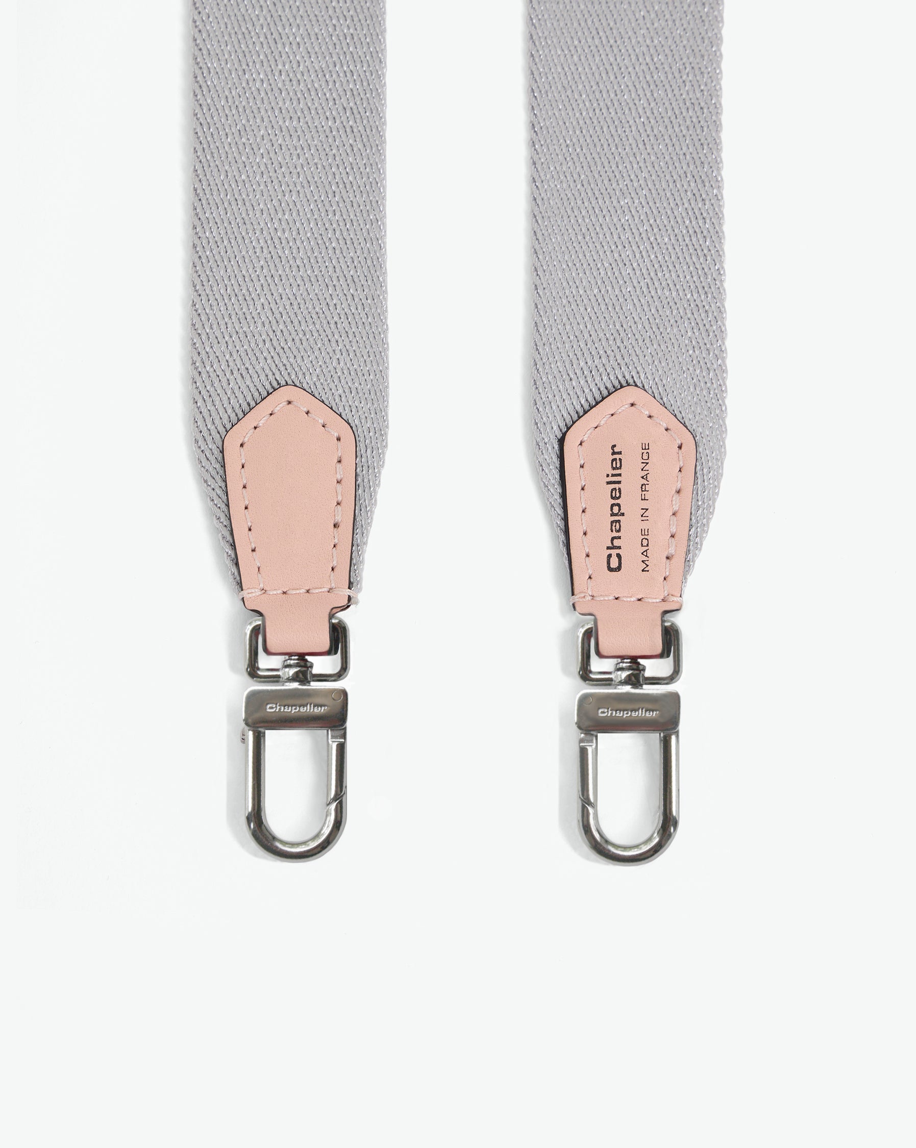 Packshot of a 1662A shoulder strap to hang on Hervé Chapelier bags. The strap is made of leather and polyamide in a medium size. Lanière bandoulière polyamide et cuir dans une taille M