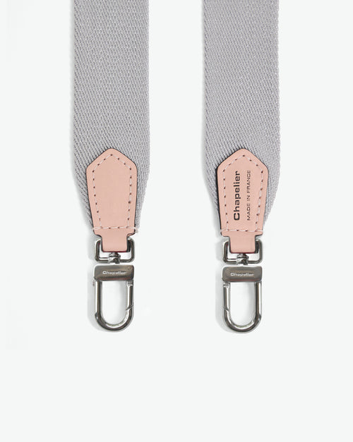 Packshot of a 1662A shoulder strap to hang on Hervé Chapelier bags. The strap is made of leather and polyamide in a medium size. Lanière bandoulière polyamide et cuir dans une taille M