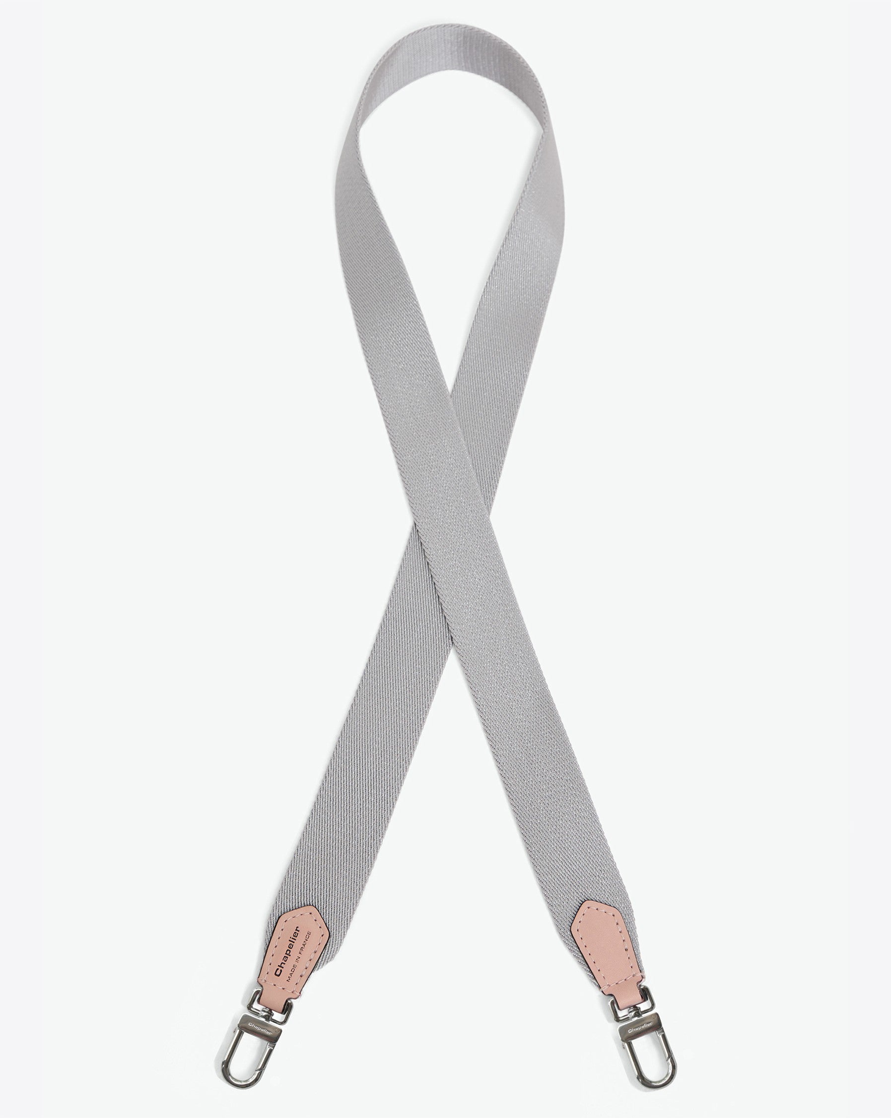 Packshot of a 1662A shoulder strap to hang on Hervé Chapelier bags. The strap is made of leather and polyamide in a medium size. Lanière bandoulière polyamide et cuir dans une taille M