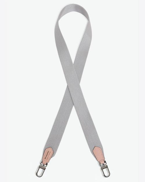 Packshot of a 1662A shoulder strap to hang on Hervé Chapelier bags. The strap is made of leather and polyamide in a medium size. Lanière bandoulière polyamide et cuir dans une taille M