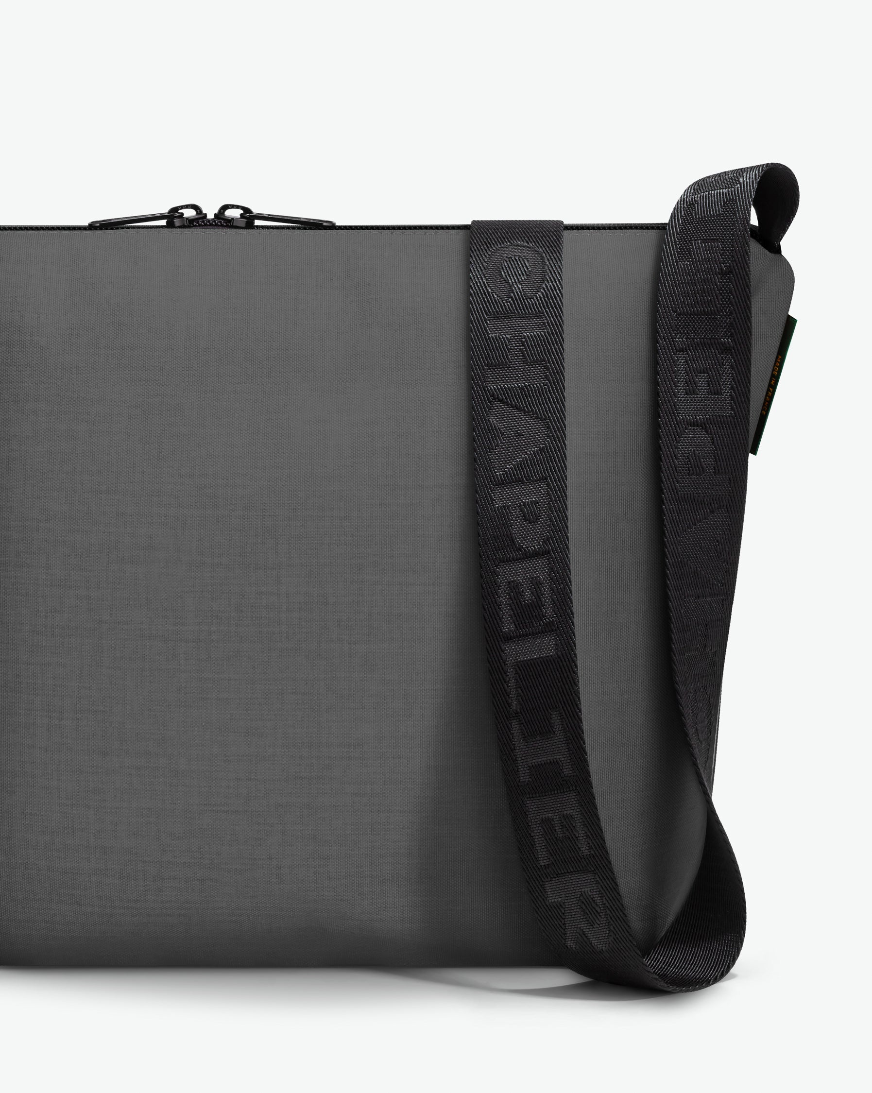 Packshot of a 1754CJQ shoulder crossbody bag with a large and long labeled “Chapelier” handle in polyamide The bag is made of solid polyamide, in a rectangular size Sac bandouliere epaule en nylon uni taille L