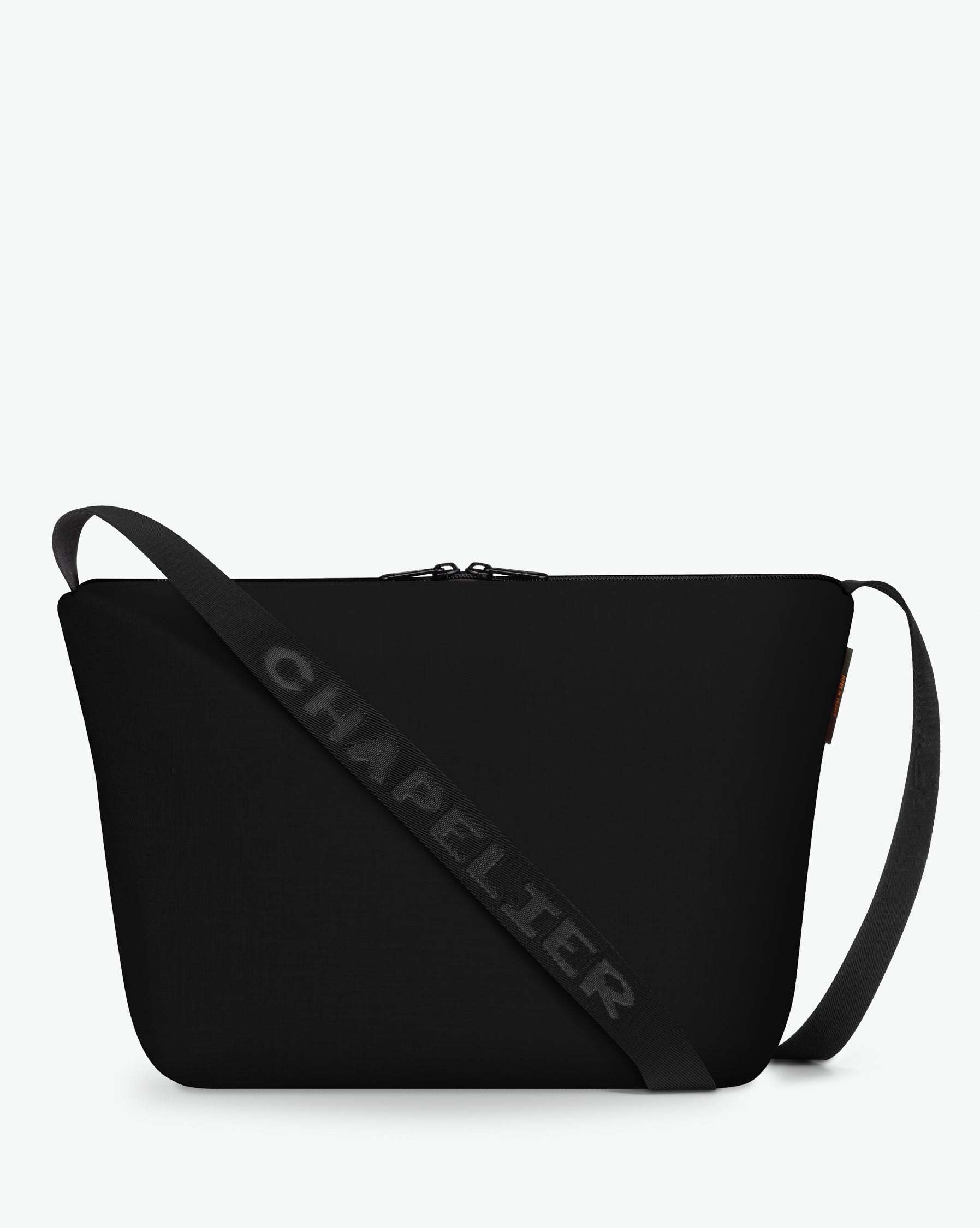 Packshot of a 1754CJQ shoulder crossbody bag with a large and long labeled “Chapelier” handle in polyamide The bag is made of solid polyamide, in a rectangular size Sac bandouliere epaule en nylon uni taille L