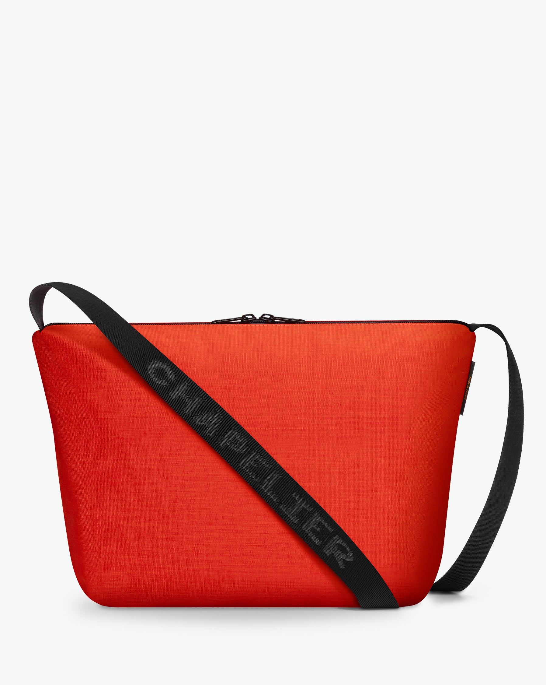 Packshot of a 1754CJQ shoulder crossbody bag with a large and long labeled “Chapelier” handle in polyamide The bag is made of solid polyamide, in a rectangular size Sac bandouliere epaule en nylon uni taille L