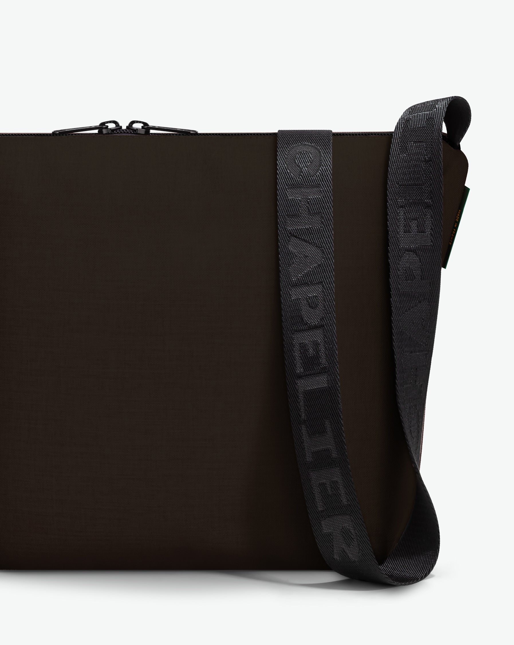 Packshot of a 1754CJQ shoulder crossbody bag with a large and long labeled “Chapelier” handle in polyamide The bag is made of solid polyamide, in a rectangular size Sac bandouliere epaule en nylon uni taille L