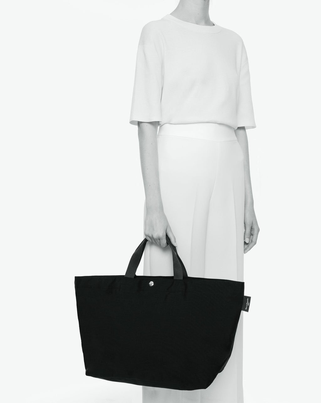 Packshot of a 1837C travel bag rectangular bottom with short polycotton handles and a zipper and an inside pocket. The bag is made of polyamide in a large size. Sac cabas a poignees courtes en polyamide uni format L