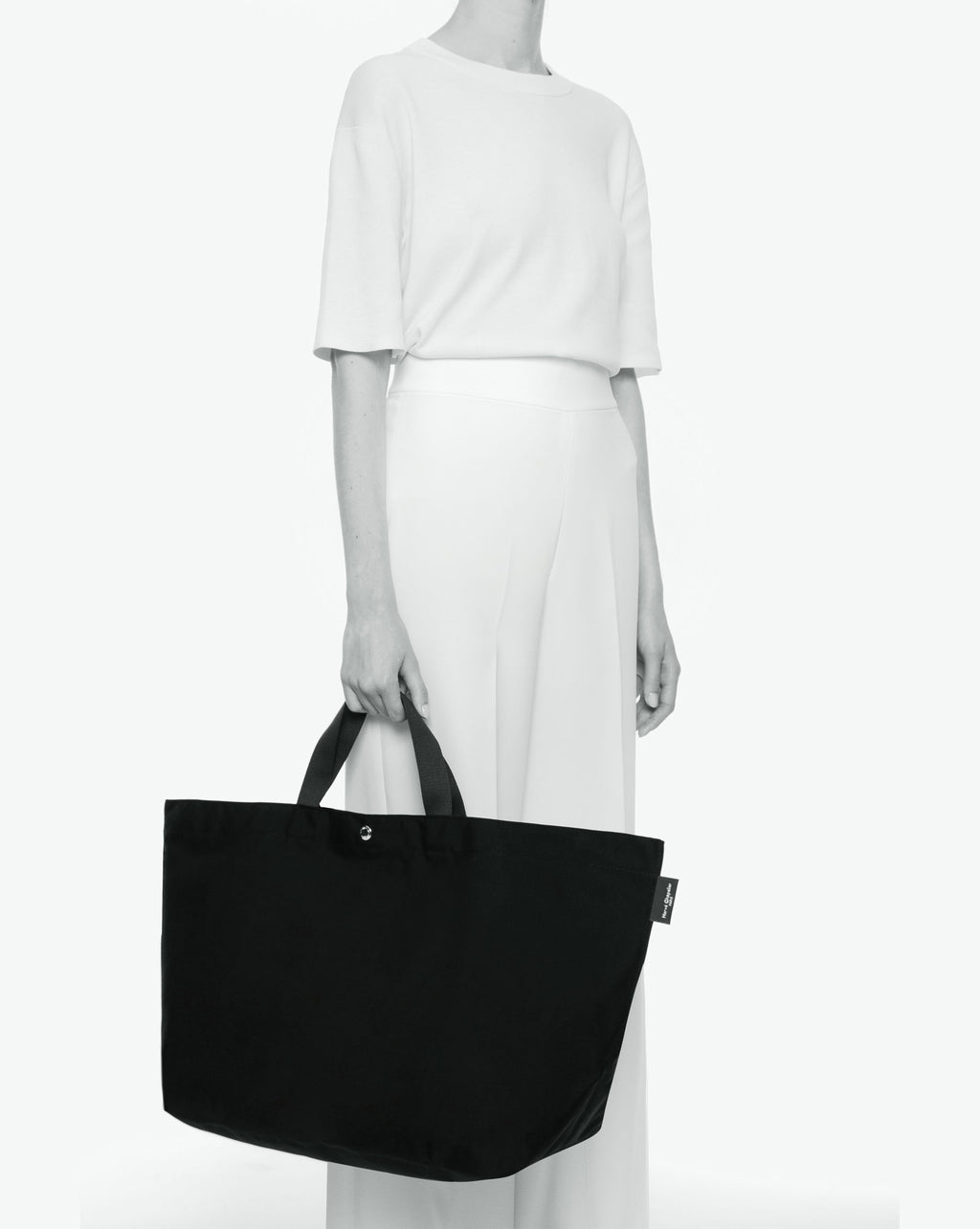 Packshot of a 1838C travel bag rectangular bottom with short polycotton handles and a zipper and an inside pocket. This extra-large bag is made of polyamide. Sac cabas a poignees courtes en polyamide uni format XL