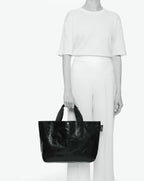 Sac cabas marché coloré en polypropylène, à fond rectangulaire et dans une taille M, aux poignées courtes de couleur en polyamide et à l'œillet décoratif.