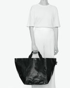 Sac cabas marché coloré en polypropylène, à fond carré et dans une taille XL, aux poignées courtes de couleur en polyamide et à l'œillet décoratif.