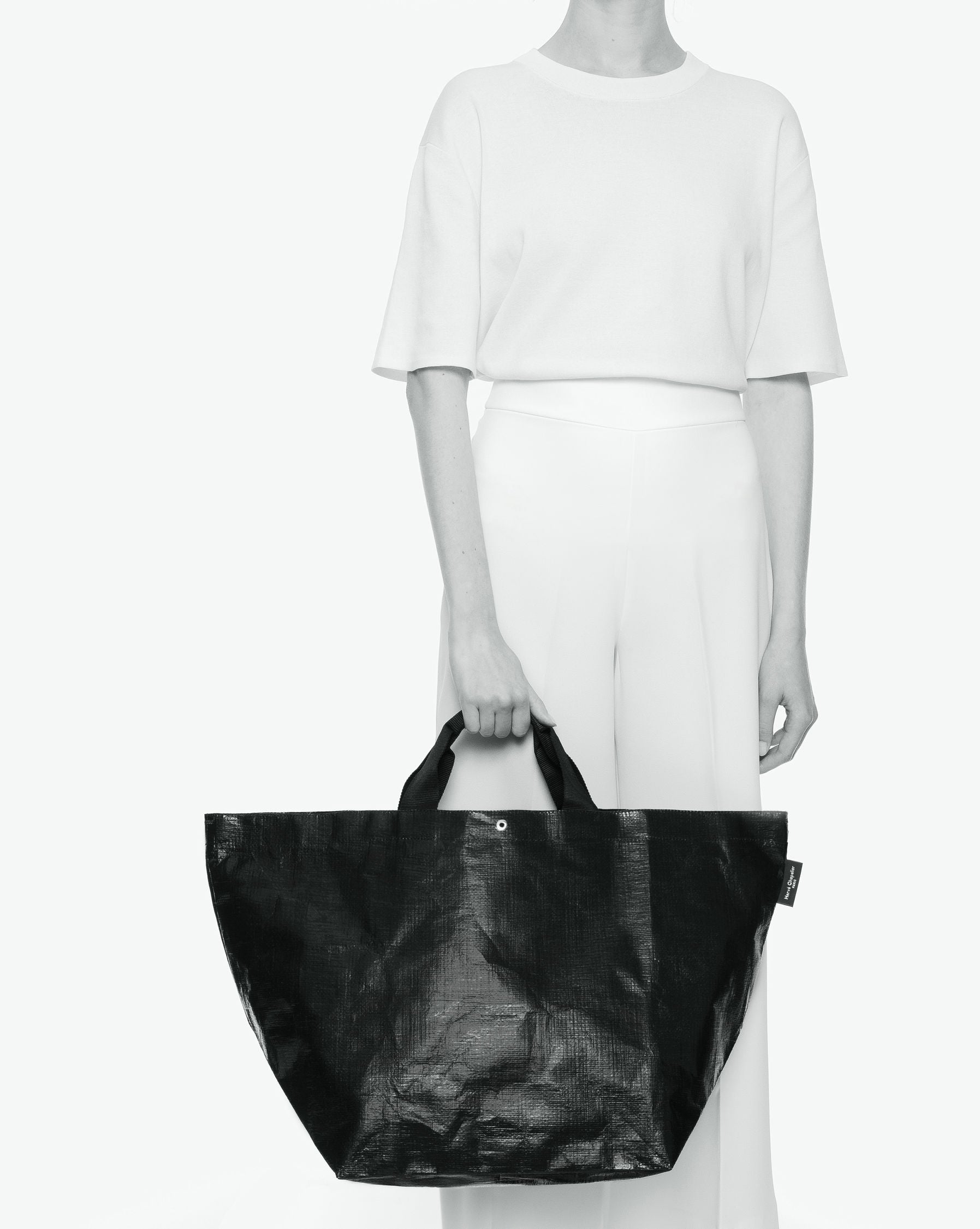 Sac cabas marché coloré en polypropylène, à fond carré et dans une taille XL, aux poignées courtes de couleur en polyamide et à l'œillet décoratif.