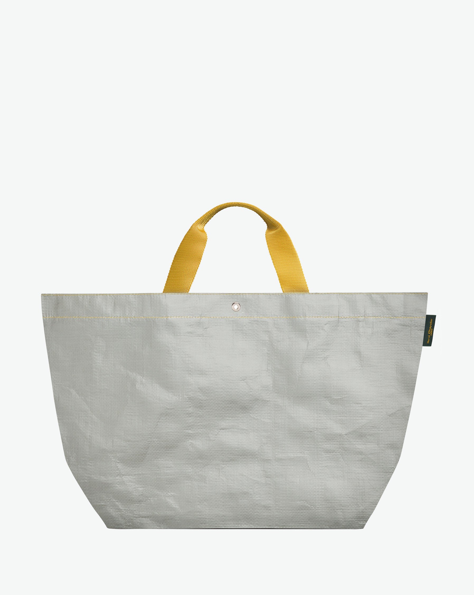 Sac cabas marché coloré en polypropylène, à fond rectangulaire et dans une taille L, aux poignées courtes de couleur en polyamide et à l'œillet décoratif.