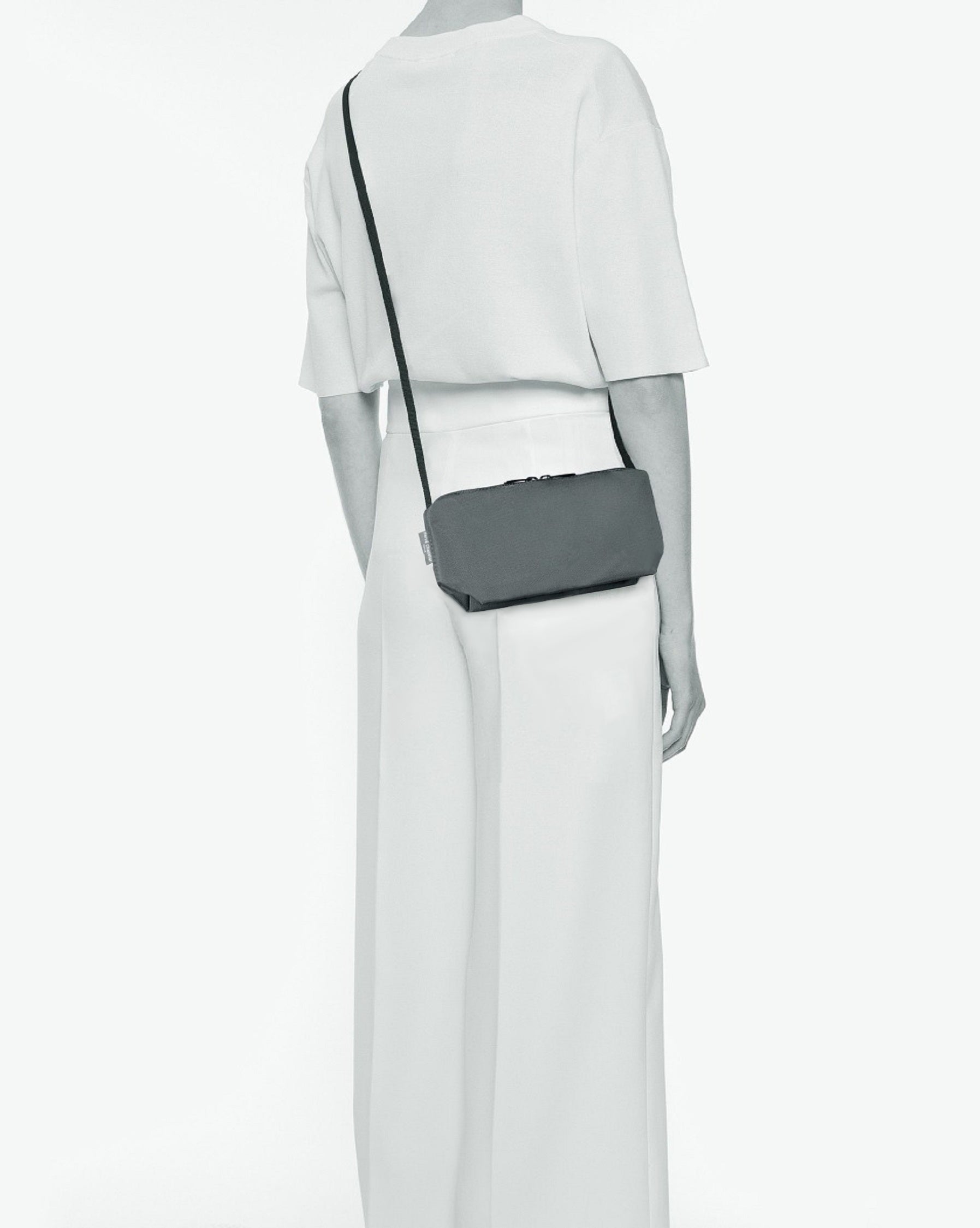 Packshot of a 2884N shoulder crossbody bag with a long handle in polyamide webbing and a zip with double closure. The bag is made of solid nylon, in a rectangular size. Sac bandouliere epaule en nylon uni taille S