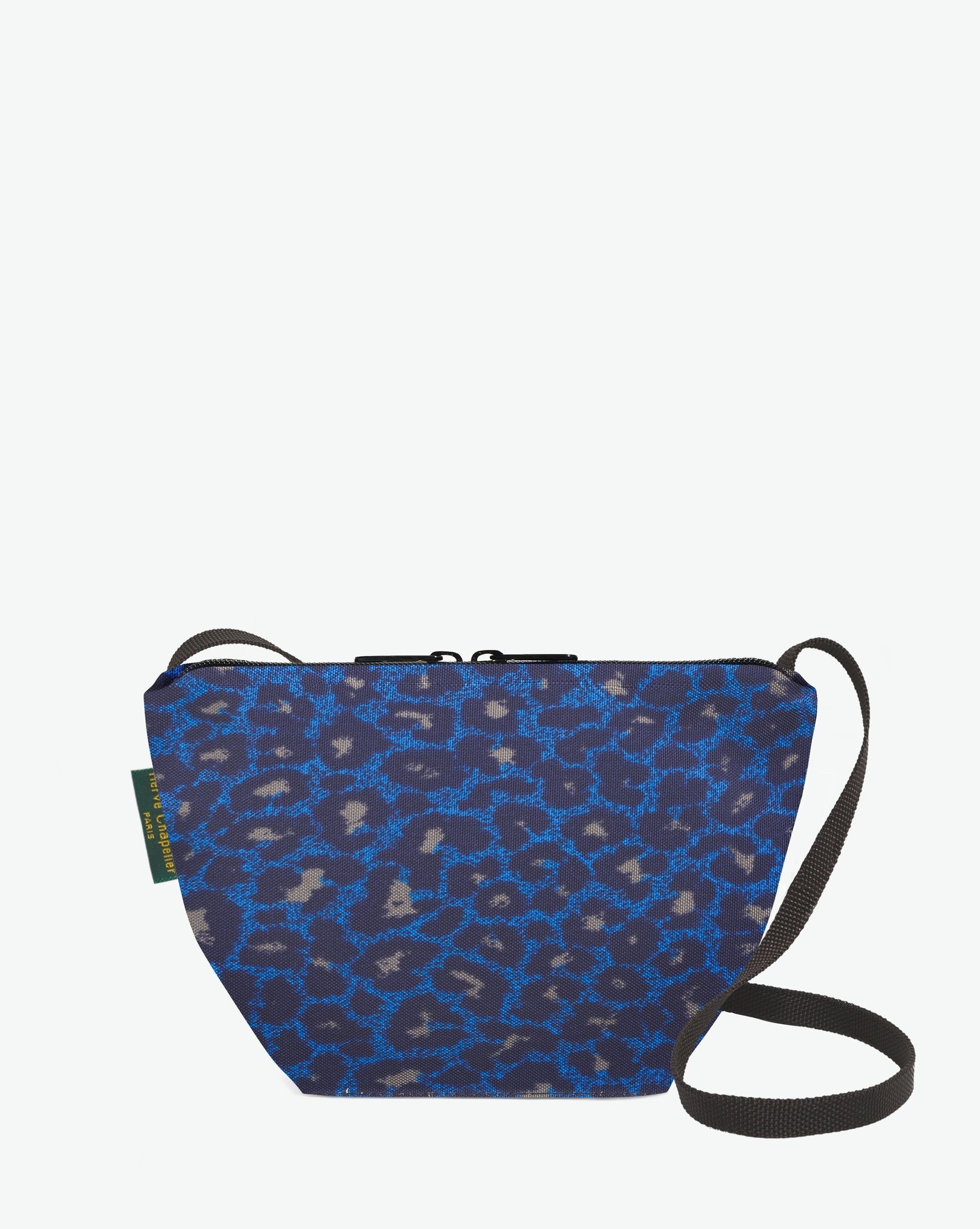 Packshot of a 2885F shoulder crossbody bag with a long handle in polyamide webbing and a zip with double closure. The bag is made of printed nylon in a small size. Sac bandouliere epaule tissu imprime taille S