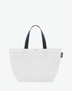 Sac cabas marché coloré en polypropylène, à fond rectangulaire et dans une taille M, aux poignées longues de couleur en polyamide et à l'œillet décoratif. Idéal pour un porté à l'épaule.
