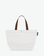 Sac cabas marché coloré en polypropylène, à fond rectangulaire et dans une taille M, aux poignées longues de couleur en polyamide et à l'œillet décoratif. Idéal pour un porté à l'épaule.