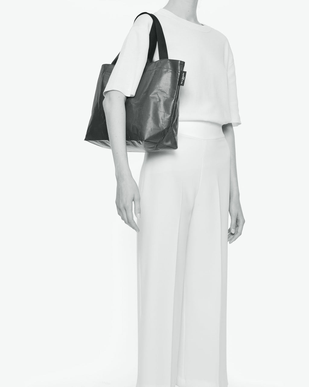 Sac cabas marché coloré en polypropylène, à fond rectangulaire et dans une taille M, aux poignées longues de couleur en polyamide et à l'œillet décoratif. Idéal pour un porté à l'épaule.