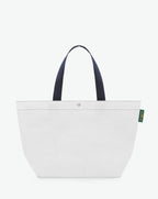 Sac cabas marché coloré en polypropylène, à fond rectangulaire et dans une taille L, aux poignées longues de couleur en polyamide et à l'œillet décoratif. Idéal pour un porté à l'épaule.