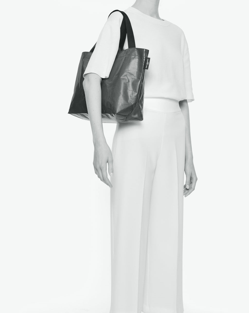 Sac cabas marché coloré en polypropylène, à fond rectangulaire et dans une taille L, aux poignées longues de couleur en polyamide et à l'œillet décoratif. Idéal pour un porté à l'épaule.