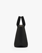 Sac à main en toile enduite grainée, à fond rectangulaire et dans une taille M, et aux poignées courtes de couleur à l'aspect coton faisant le tour du sac.
