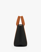Sac à main en toile enduite grainée, à fond rectangulaire et dans une taille M, et aux poignées courtes de couleur à l'aspect coton faisant le tour du sac.