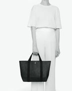 Sac à main en toile enduite grainée, à fond rectangulaire et dans une taille M, et aux poignées courtes de couleur à l'aspect coton faisant le tour du sac.